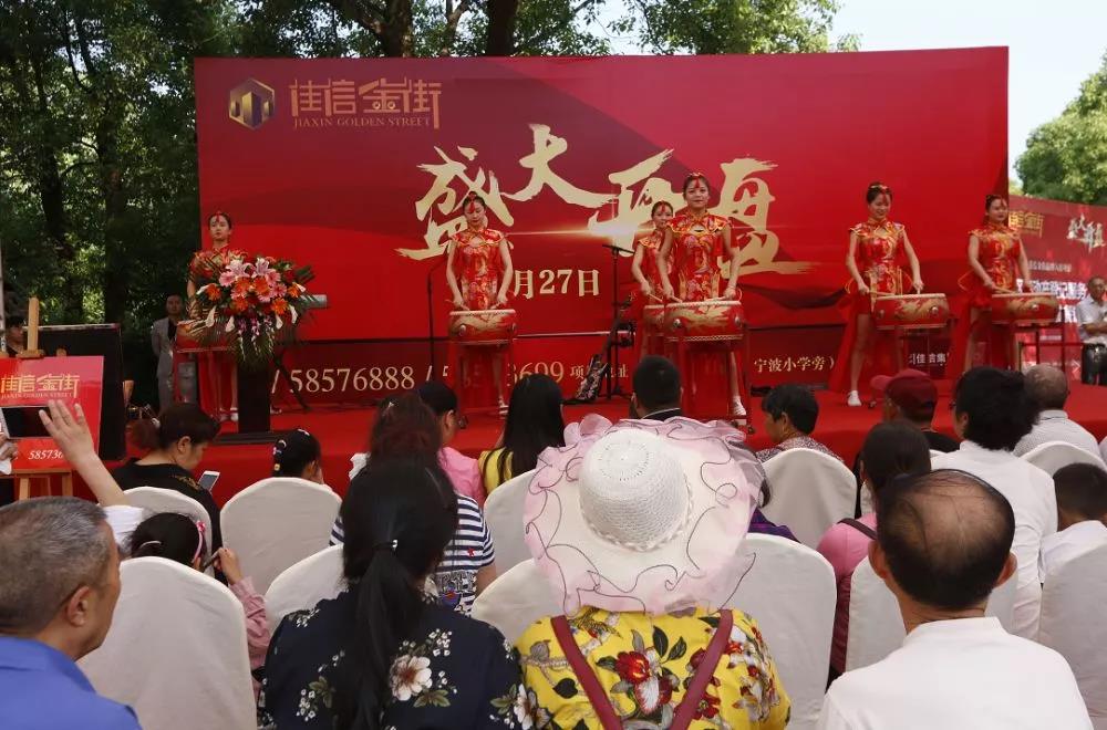 大事件!昨天,江南新区黄金地段的一条特色美食商业街盛大开盘
,现场火爆!