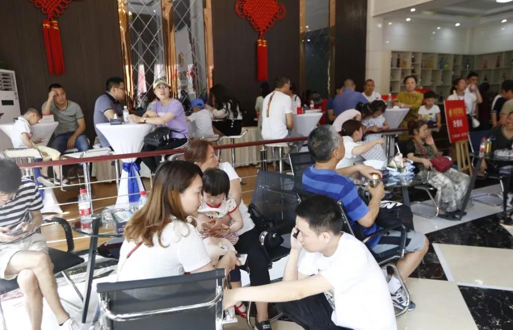 大事件!昨天,江南新区黄金地段的一条特色美食商业街盛大开盘,现场火爆!