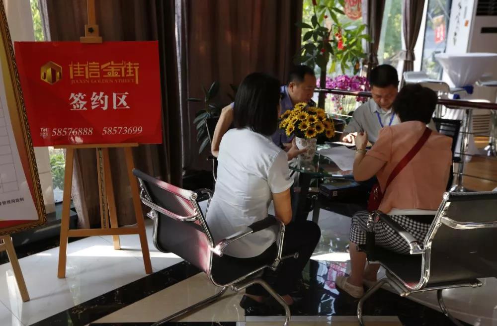 大事件!昨天,江南新区黄金地段的一条特色美食商业街盛大开盘,现场火爆
!