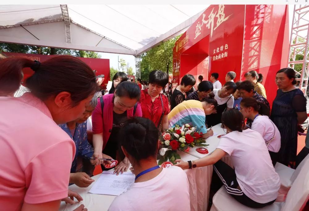 大事件!昨天,江南新区黄金地段的一条特色美食商业街盛大开盘
,现场火爆!